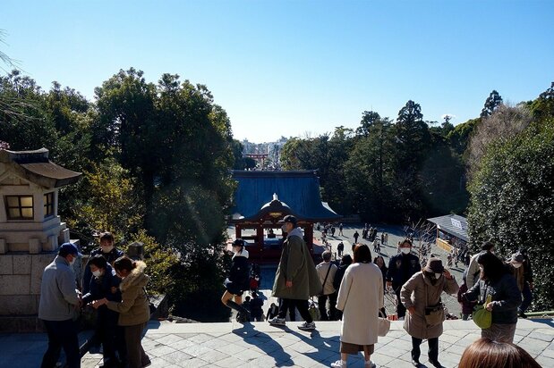 La route Wakamiya-ôji, le lieu de passage vers Tsurugaoka Hachimangû, vu depuis le sanctuaire.