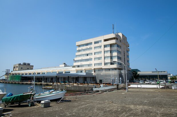 三崎魚市場は「三崎港」バス停から徒歩約5分。右に突き出した建物「三浦市低温卸売市場」で、マグロが売買される