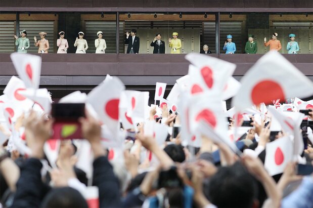 即位を祝う一般参賀で、手を振られる天皇、皇后両陛下と皇族方＝2019年5月4日、皇居（時事）