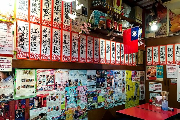 店内には手書きのメニューが多数あり、本場での特徴をよく表した名前が付けられている(筆者撮影)