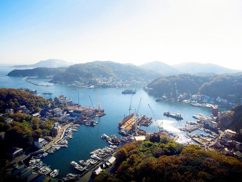 造船の島として知られる家島の空撮（家島）