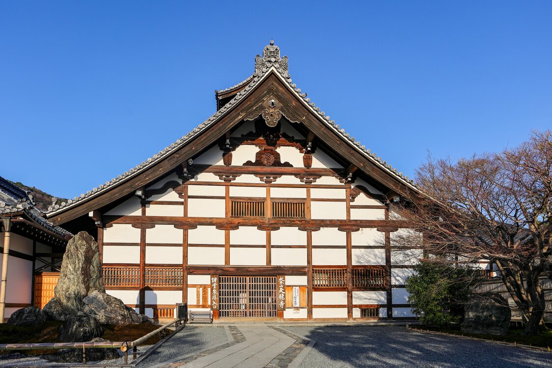 Le plafond de la salle du Hattô est orné d’une peinture représentant un dragon dans les nuées (Unryû-zu). On y trouve également de magnifiques statues en bois d’Ashikaga Takauji et de Musô Soseki.