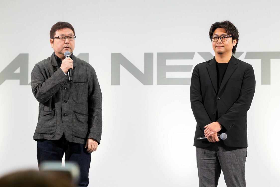 新影片在东京新宿“GUNDAM NEXT FUTURE -FINAL-”活动上发布。图为出席活动的辻本导演（左）和制片人森下健太郎（右）（图片：万代南梦宫影像制作）