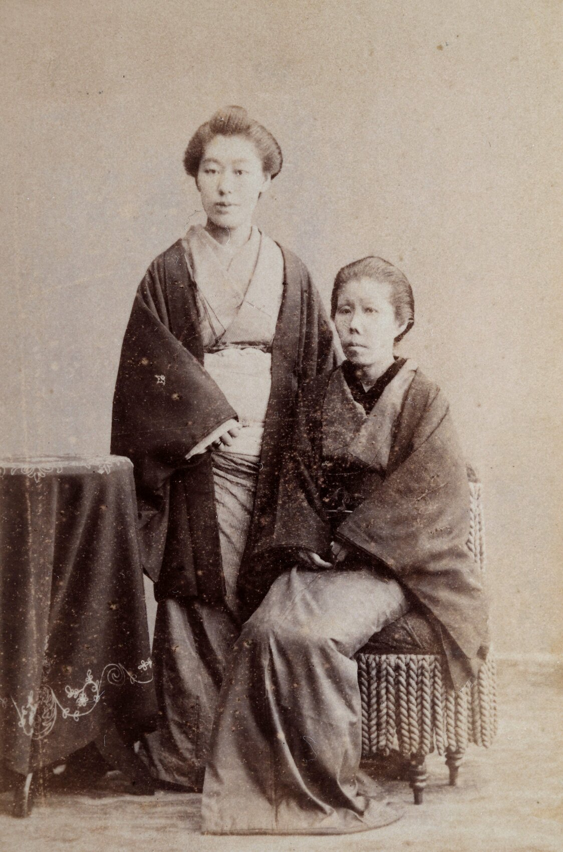 セツ（左）と養母トミ（小泉家所蔵）