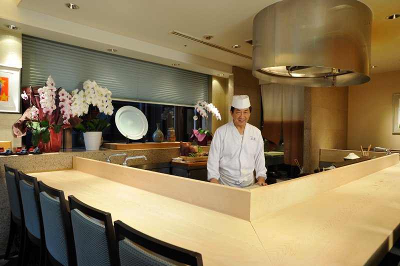 「てんぷら 近藤」 東京都中央区銀座5-5-13 坂口ビル9階 電話03-5568-0923（完全予約制）