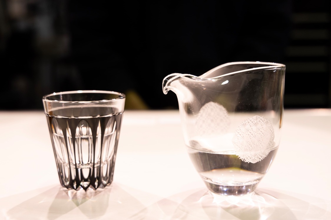 側面から見るとシンブルさが際立つデザイン