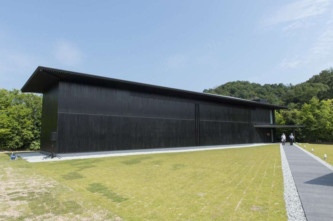 « Mori no Naka no Ie », un musée consacré aux œuvres du peintre-illustrateur Anno Mitsumasa, conçu par l’architecte Andô Tadao.