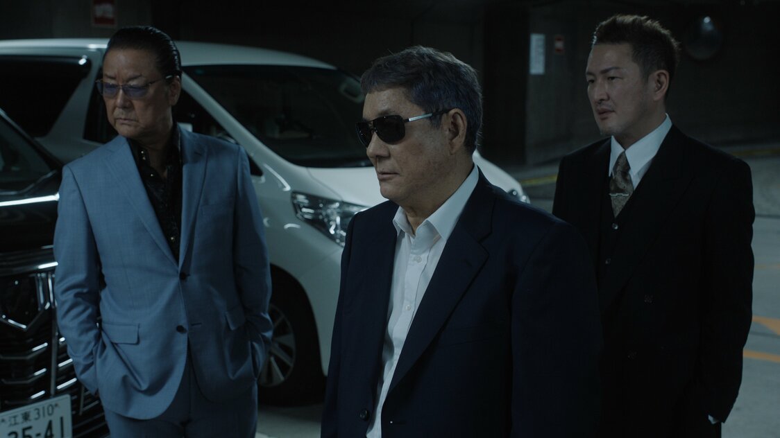 ねずみ（ビートたけし・中央）と潜入先の金城組長（中村獅童・右）、若頭の富田（白竜・左） ©2025 Amazon Content Services LLC or its Affiliates.