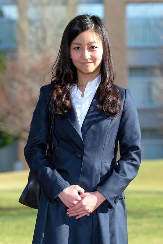 入学式に臨むため、国際基督教大学に登校し、報道陣の前で笑顔を見せられる佳子さま。【代表撮影】（時事）