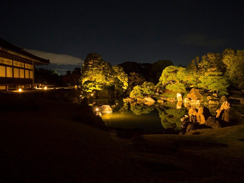 Le jardin de Ninomaru, reconnu comme « lieu spécial de beauté pittoresque ». À gauche, le palais de Ninomaru, lieu historique où le dernier des shogun rendit la souveraineté à l’empereur en 1867.