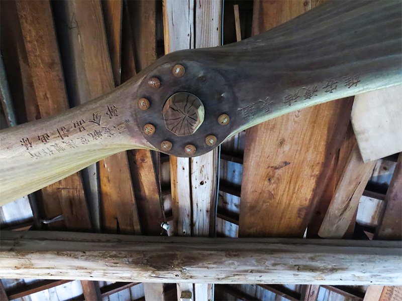 La hélice que cuelga del techo del santuario sintoísta de Hachiman Jinja.