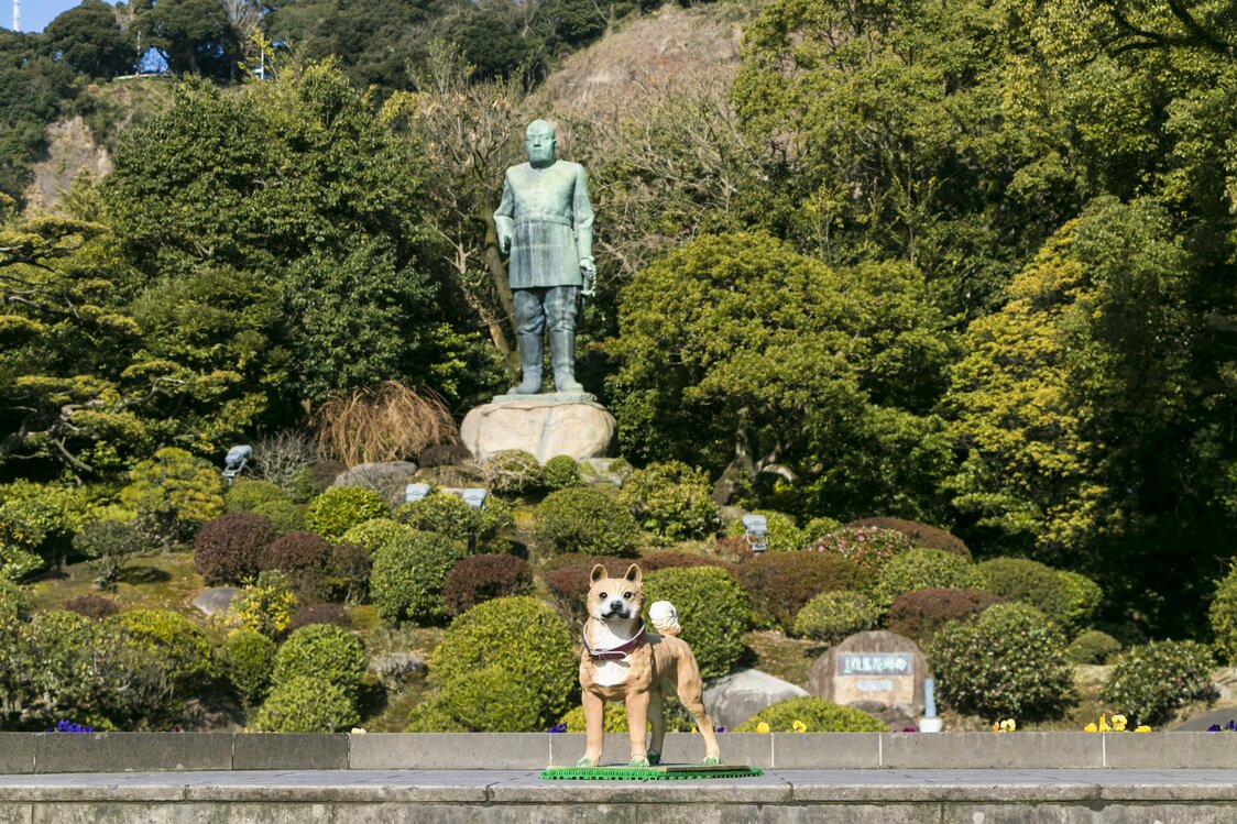 「西郷銅像前 撮影ひろば」では、銅像や西郷の愛犬・ツンをほうふつとさせる犬の置物と一緒に記念撮影ができる