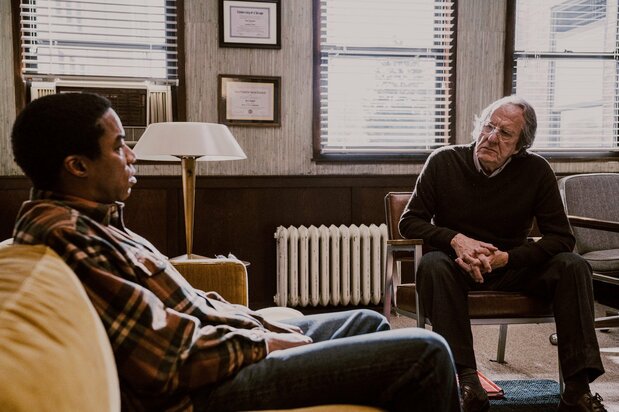 Allen comienza a recuperarse gracias a sus conversaciones con el doctor Daniels, especialista en TDEP. (©Allen Nelson/Kodansha)