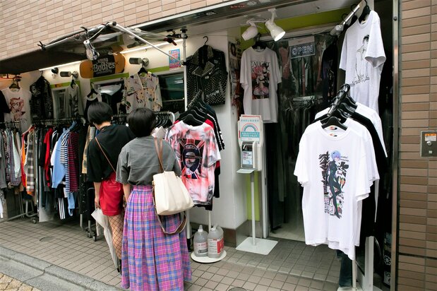 店头一等区摆放的是动画片的T恤。这类精选单品是高圆寺的特色