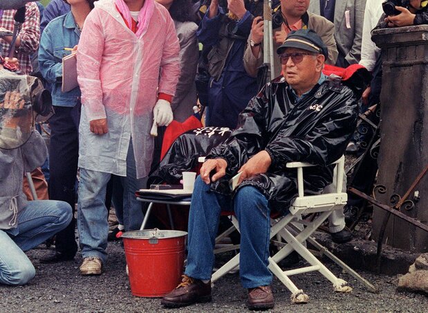 المخرج السينمائي كوروساوا أكيرا في موقع التصوير. (© جيجي برس)