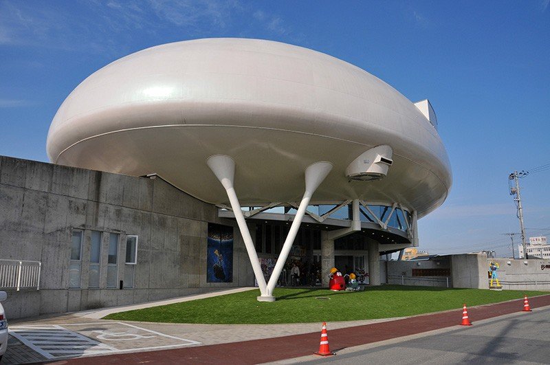 Le Musée du manga Ishinomori et son bâtiment ovoïde, le long de la rivière Kyû-Kitakami.