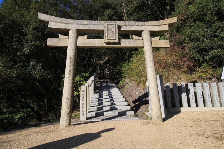 ここはヤバい異界の入り口か！　香川県・小豆島で体験するアートと祈祷の旅