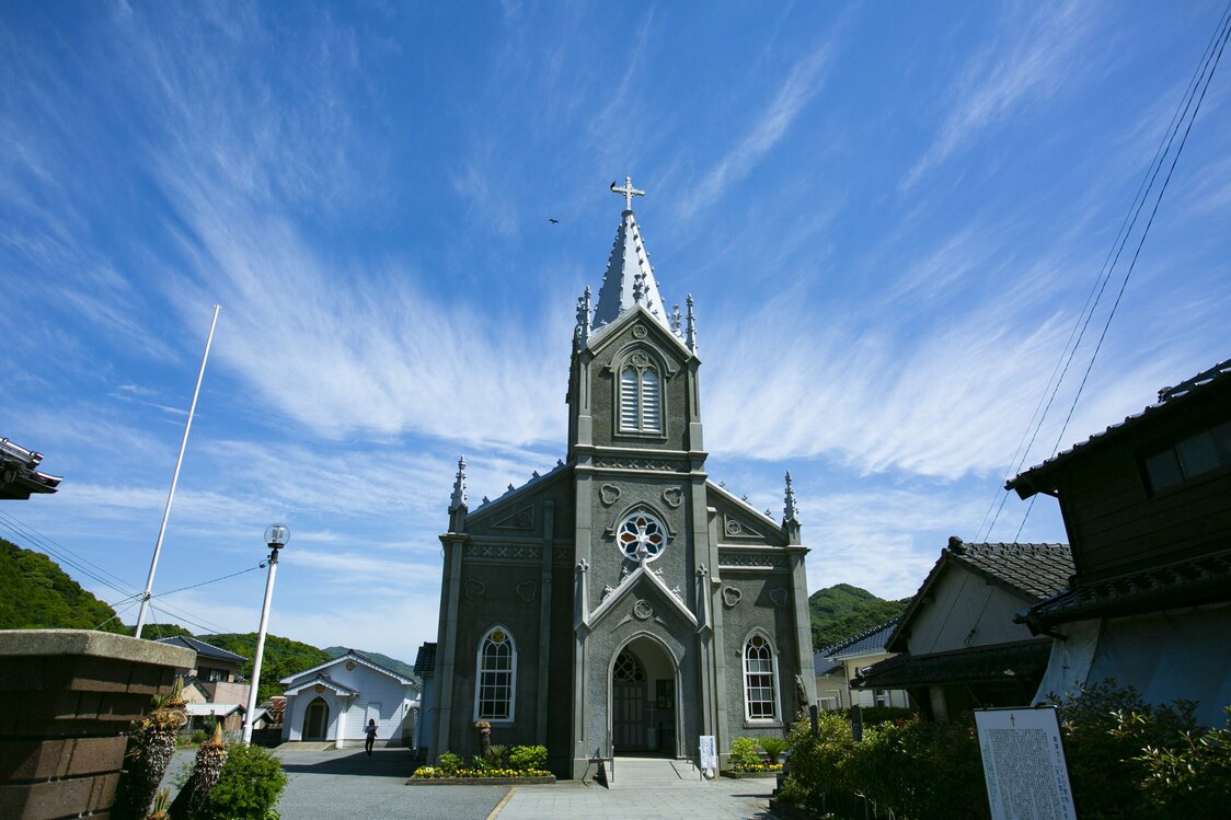 L’église Sakitsu est un bel exemple d’architecture gothique à l’extérieur, ayant cependant un sol en tatami traditionnel à l’intérieur.