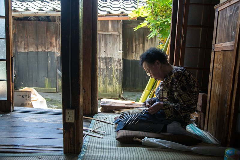 夏に風通しよく、冬は日が差し込む、明治時代に建った家の縁側が作業場だ