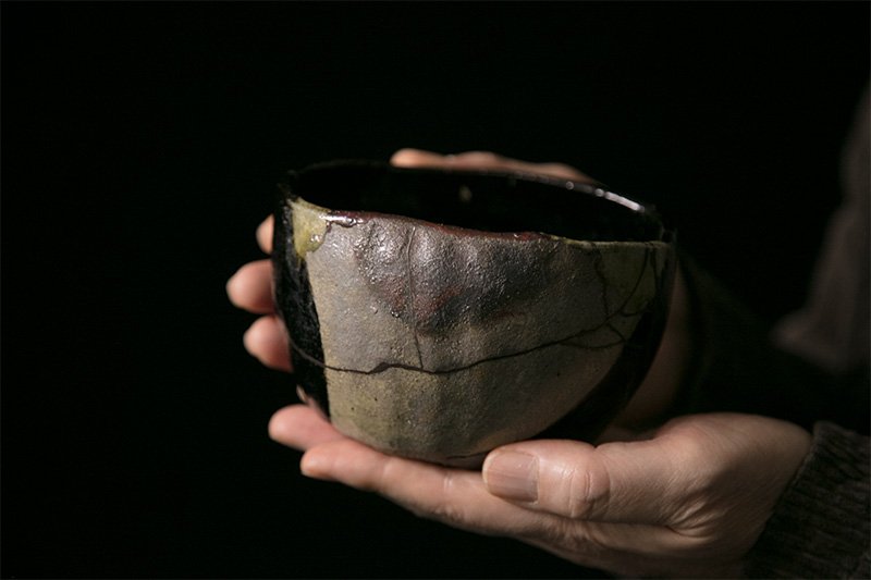 En la elaboración de las vasijas de té de la casa Raku no se utiliza el torno de alfarero, sino la técnica denominada tezukune, transmitida en el seno de la familia Raku. El tezukune no se basa en las tradicionales barritas de arcilla que van añadiéndose a la vasija. Se parte de un disco grueso de arcilla que se va modelando con las manos hasta conseguir una forma que se adapte perfectamente al hueco de estas.