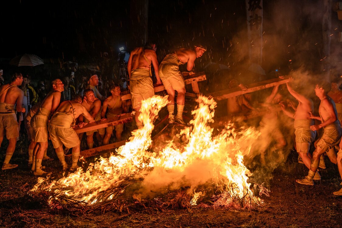 不顾火焰的炙热，粗暴对待神轿