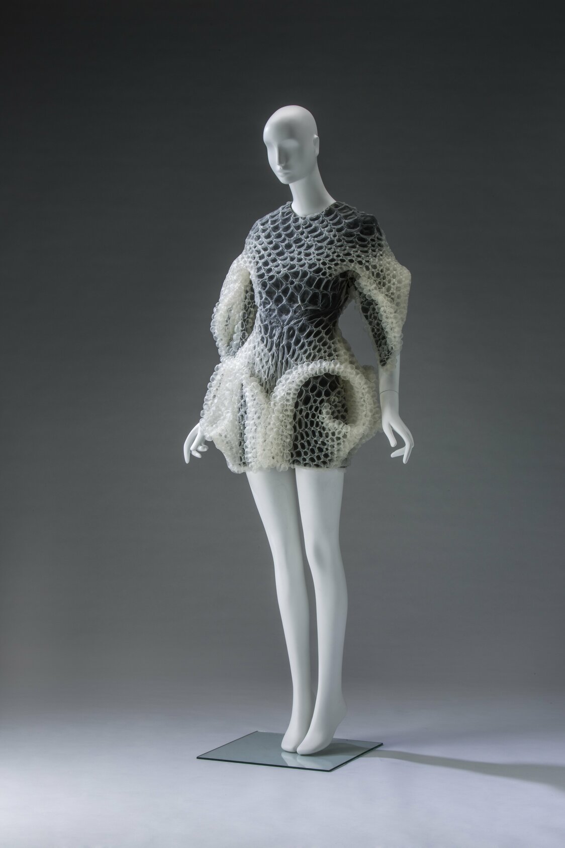 Une robe de la créatrice de mode néerlandaise Iris van Herpen, célèbre pour ses modèles en trois dimensions et son recours à des matières complètement innovantes. Collection automne-hiver 2016. (Photo : Hatakeyama Takashi © Kyoto Costume Institute)