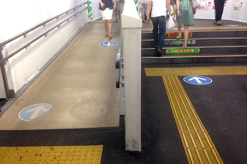 Un marquage au sol dans une gare au Japon.
