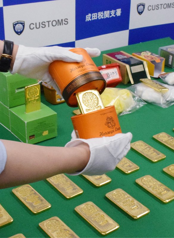 韓国からの金塊密輸未遂事件で、押収された金塊と偽装に使われた化粧品ケース＝2017年6月15日、千葉・成田空港（時事）