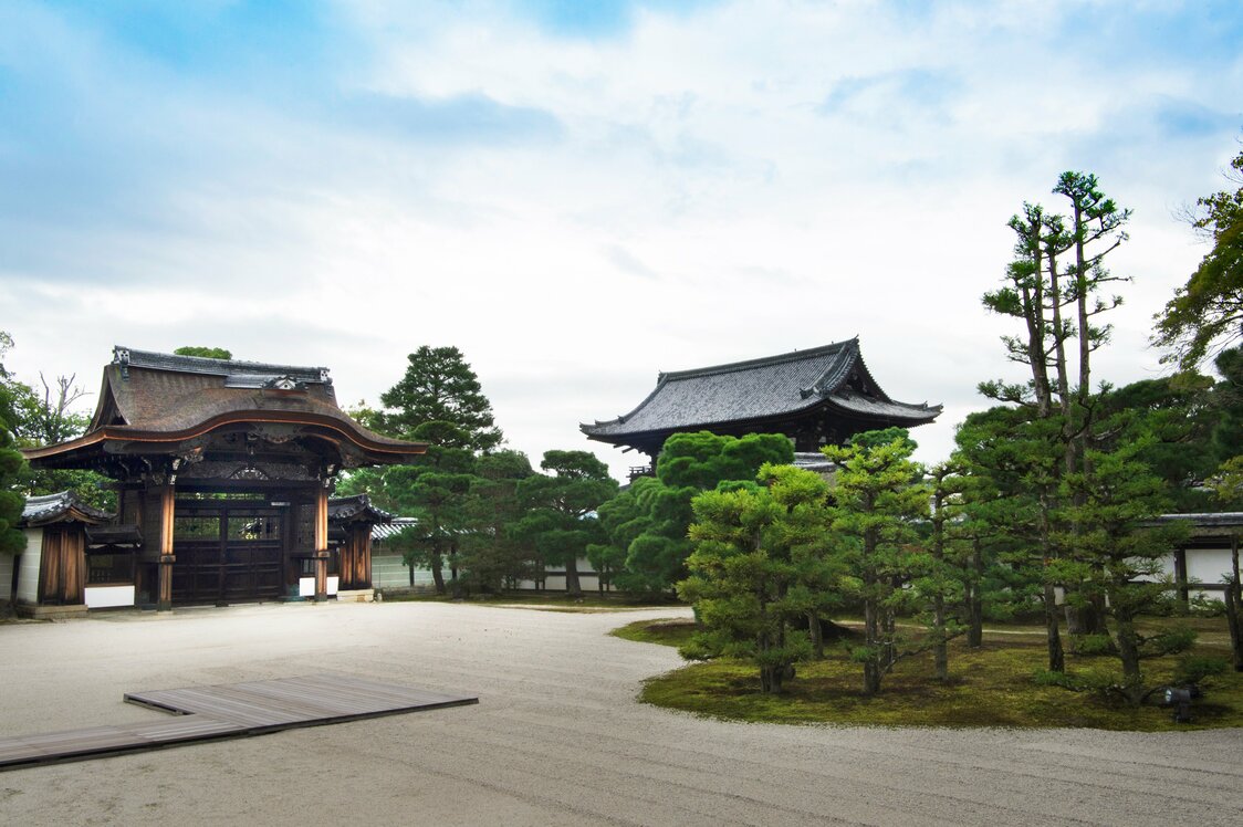 御殿内の南庭と勅使門
