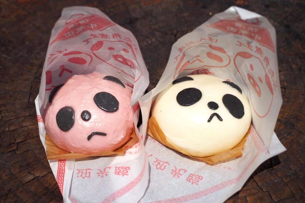 Strawberry (left) and chocolate custard pandaman draw on the appeal of China’s favorite animal. (© Nippon.com)