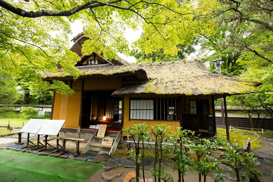 かやぶき屋根の茶室は今でも茶会に使われる