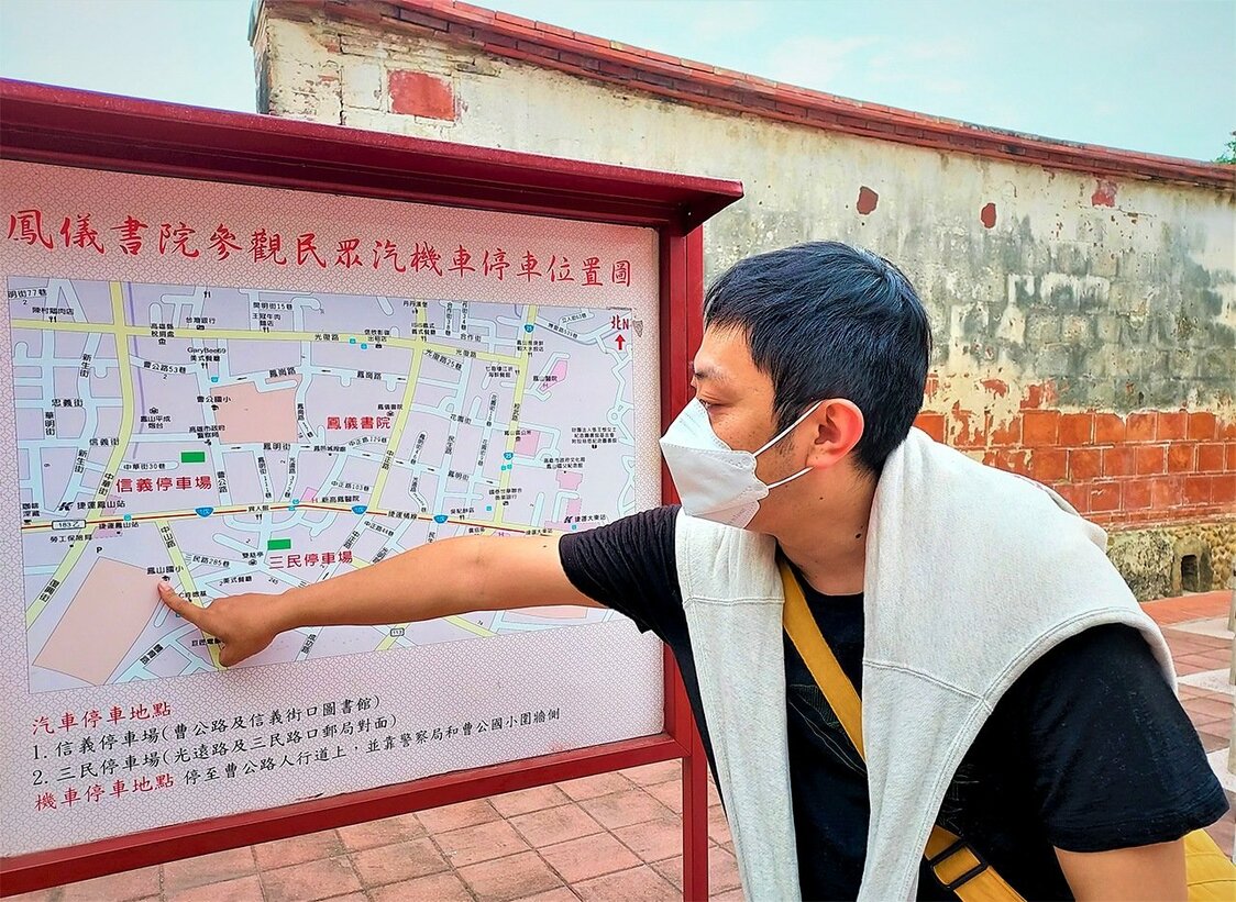 今回の街歩きを案内してくれた倉本知明さん。情熱的な解説から、高雄への愛情がにじみ出る