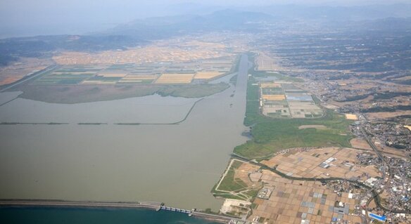 El dique de siete kilómetros y el terreno desecado de la Bahía de Isahaya. Fotografía: Jiji Press.