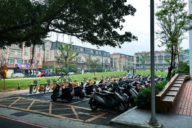 台灣機車擁有率是世界最高，2019年平均每一千人擁有587輛機車。（筆者攝影）