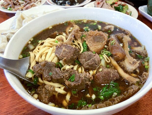 除了牛肉外也加入牛筋肉與牛肚的「牛肉三寶麵」(筆者攝影)
