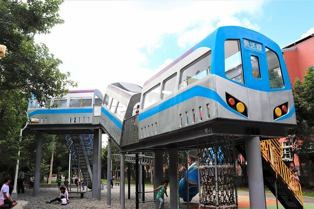 桃園メトロ空港線の車両が空を飛んでいるかのような楽活公園の遊具。中には吊り革や運転席がある(筆者撮影)