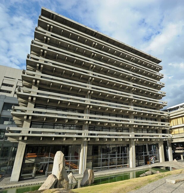 香川県庁東館(旧本館)。日本の伝統的な木造建築の構造を、コンクリートの柱と梁(はり)で表現したモダニズム建築。1958年に竣工=香川県高松市(時事)