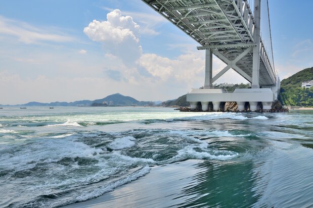 淡路島と徳島県鳴門市の間に出現する「鳴門の渦潮」。最大30メートルにもなるという 写真提供:ひょうご観光本部