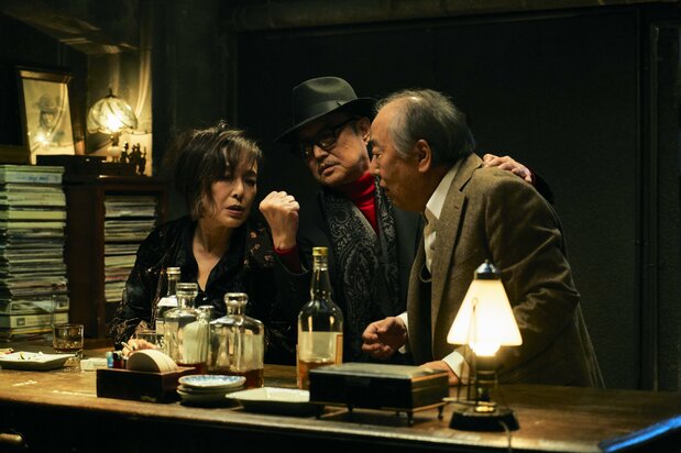En el bar Y de la gran ciudad, Ichikawa (Ishibashi Renji) bebe por la noche con Ishida (Kishibe Ittoku), abogado y exfiscal de élite, y Hikaru (Momoi Kaori), una antigua actriz de musicales ©2019 Ichido mo uttemasen Film Partners