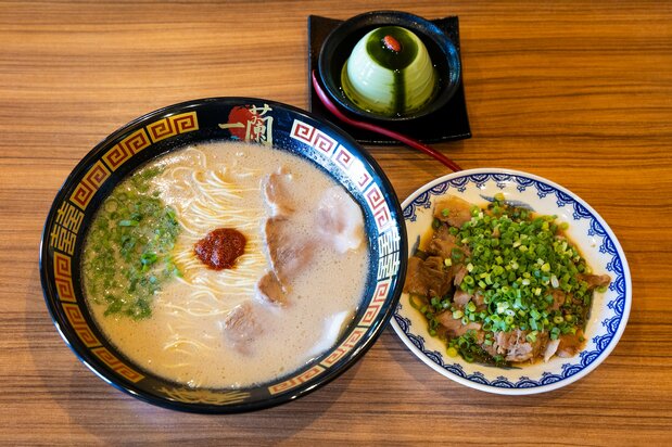 The standard Natural Tonkotsu Ramen, with the popular Smoke-Flavored Stewed Pork and Matcha Almond Pudding with Green Tea Sauce as a dessert. (© Nippon.com)