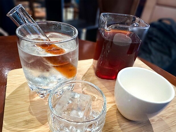 「森高砂珈琲館」では試験管に入れたコーヒーを氷水に浸してアイスコーヒーにする