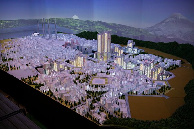 巨大都市・第3新東京市が地下に沈むシーンは圧巻 ©khara