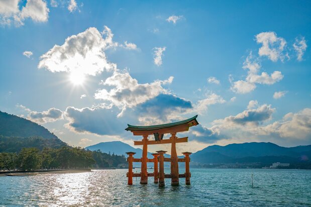 The “floating” torii gate at Itsukushima Shrine. (© Pixta)