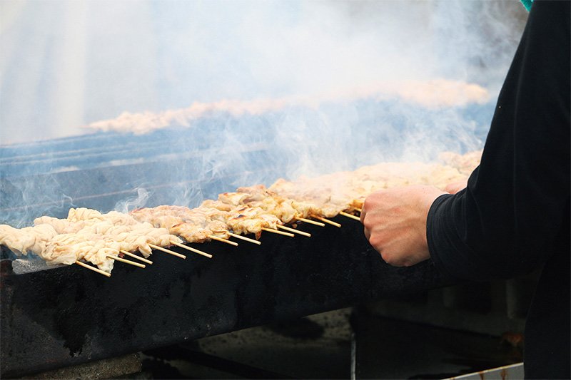 Preparando una gran cantidad de yakitori para una feria (imagen cortesía de la fundación Nagato-shi Kankō Convention Kyōkai).