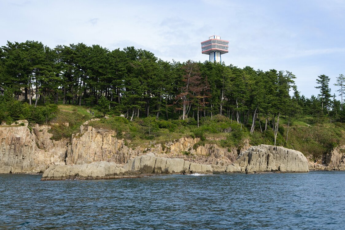 屏风岩后方的东寻坊塔，登临俯瞰，可将越前海岸的壮丽景色尽收眼底