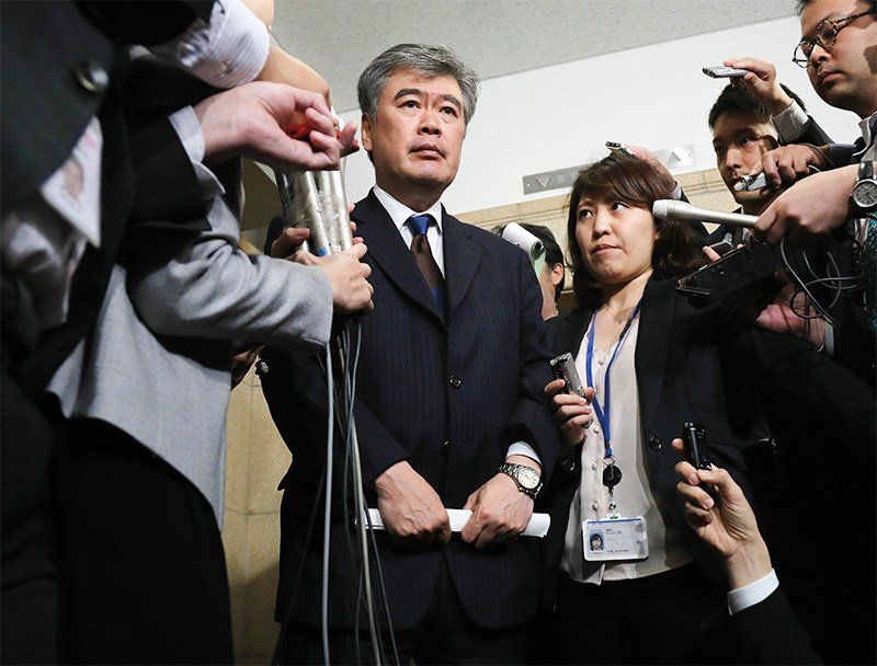 辞任を表明した福田淳一財務事務次官（中央）＝2018年4月18日、財務省（時事）