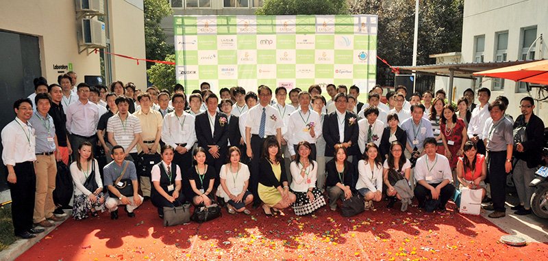 2012年7月Laboratory竣工式。和僑会のメンバーはじめ、多くの人が集まった。写真提供：藤岡久士