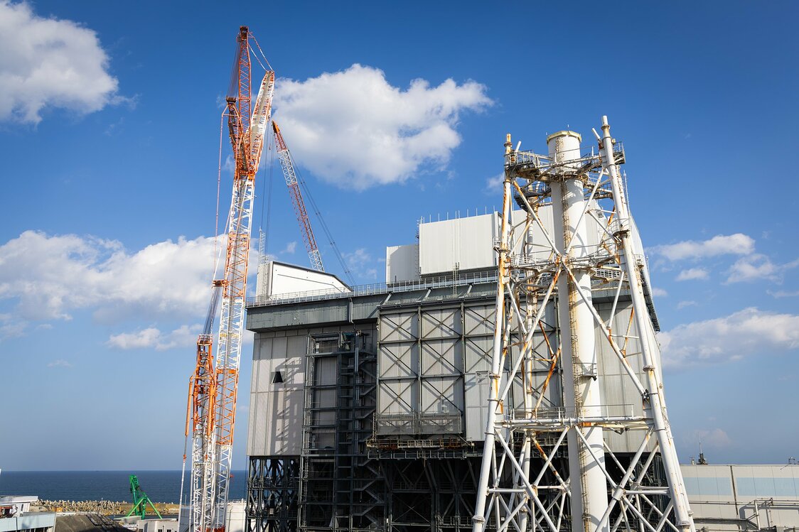 Fotografía del reactor número uno tomada en enero de 2026, una vez colocada la cubierta. El nuevo aspecto del reactor ya no transmite la violencia del accidente sufrido ni la dificultad que han implicado los primeros pasos hacia su desmantelamiento.