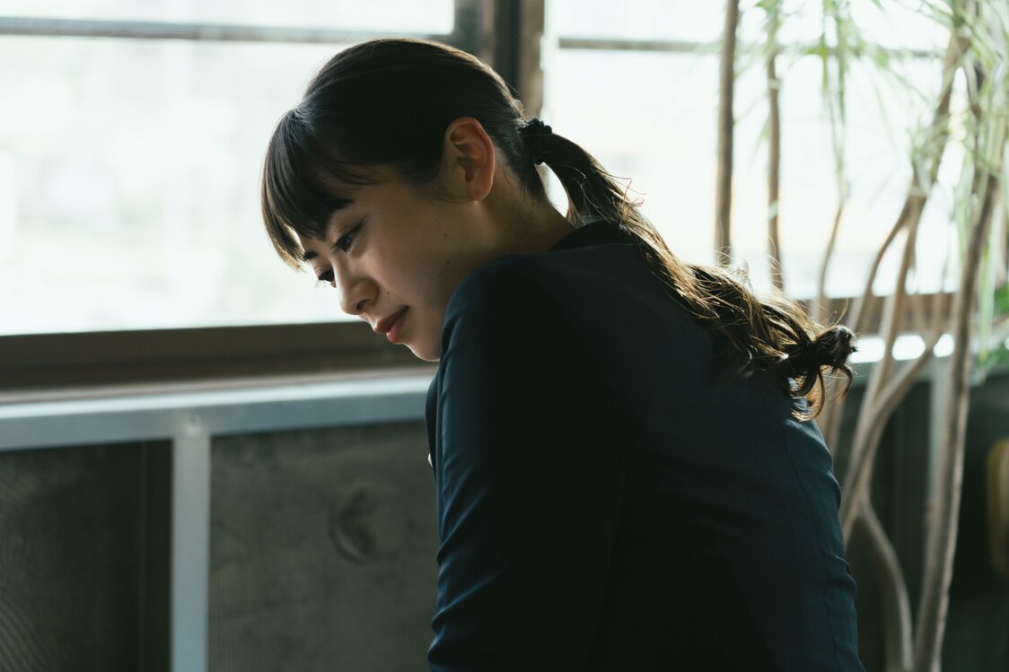 岩森の恋人・唯（山下リオ）はある朝、スーツ姿で出ていくと、溝口（伊勢谷）によって殺され、川に遺棄される　©2023『ペナルティループ』FILM PARTNERS