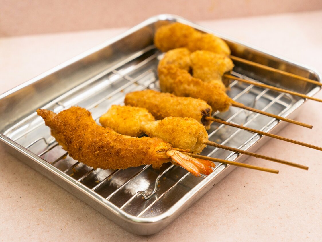 サクッとした食感でとてもおいしい串カツ。1本100円からで、一度に3本以上をオーダーする